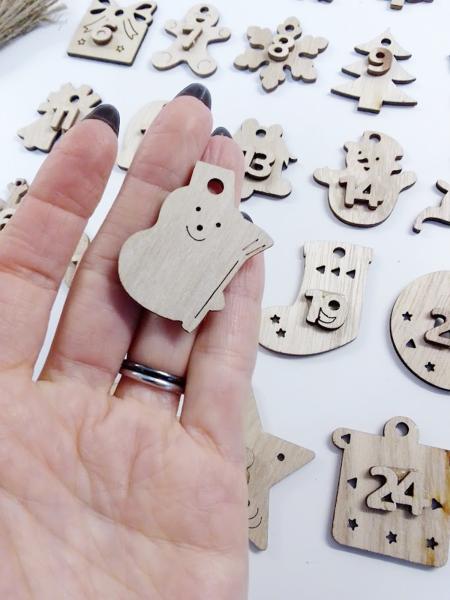 24 Adventskalender Holzfiguren mit Zahl